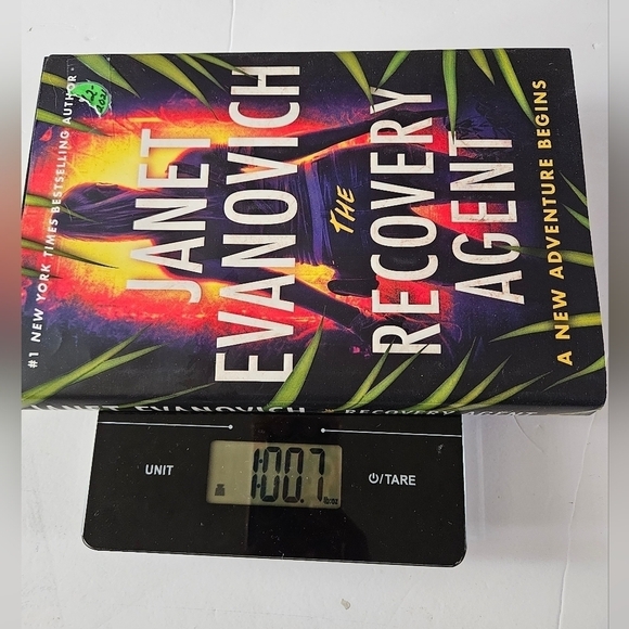 Janet Evanovich. The Recovery Agent. Atria  2022 Home Accents Cofffe TableBooks - Picture 4 of 14